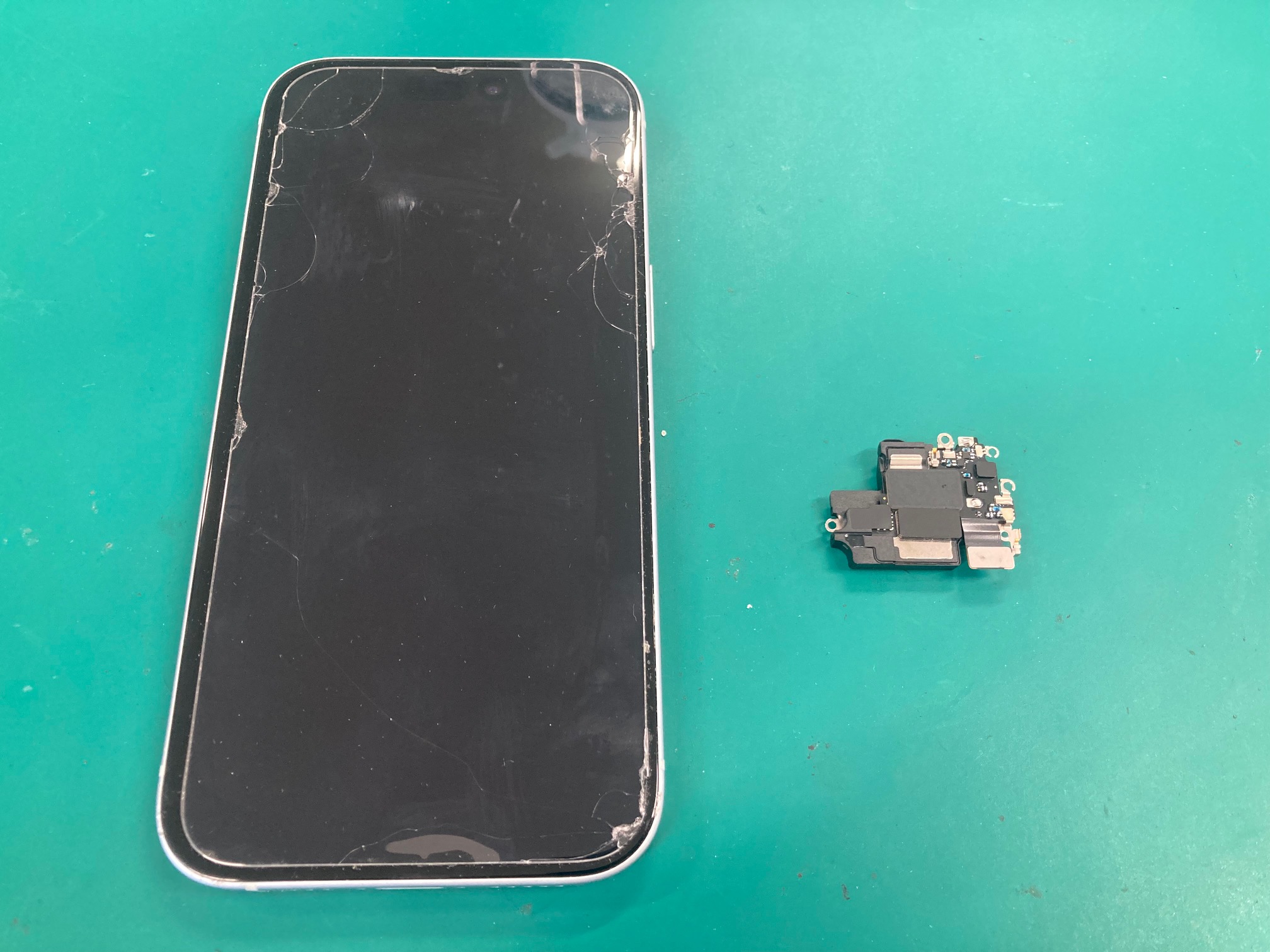 iPhone 15 のイヤースピーカー交換を行いました